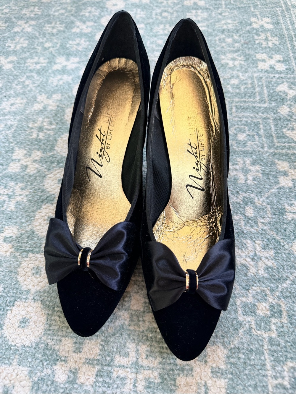 80s Life Stride Black velvet Pointed-Toe kitten heels with Satin Bow